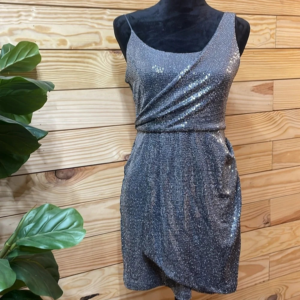 Wendye Chaitin Silver Sequin Size Medium Mini Sleeveless EUC🌟 Formal Dress